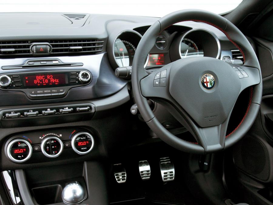 Интерьер Alfa Romeo Giulietta 2010 года  (UK) (фото 41 из 67)